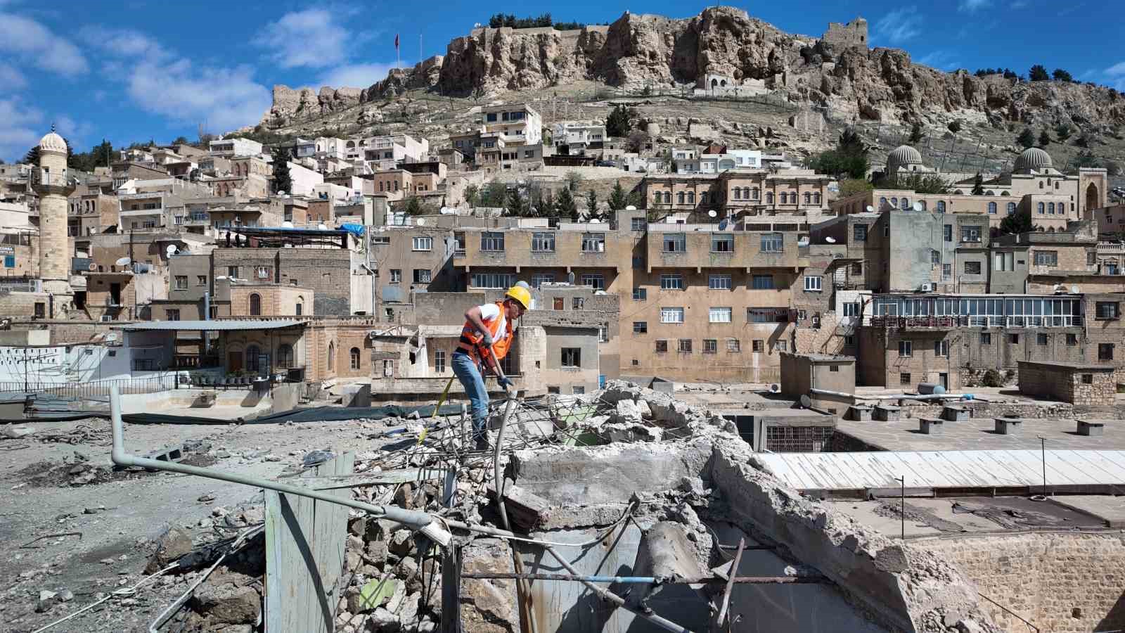 Mardin’de tarihi silüeti bozan yapılar yıkılıyor