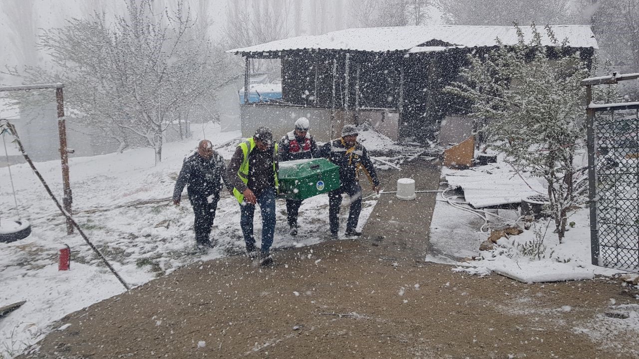 2 kardeşin hayatını kaybettiğı yangında muhtar yaşananları anlattı: "Annesi ve komşuları çocukları kurtarmak için içeri girmişler ama bulamamışlar"