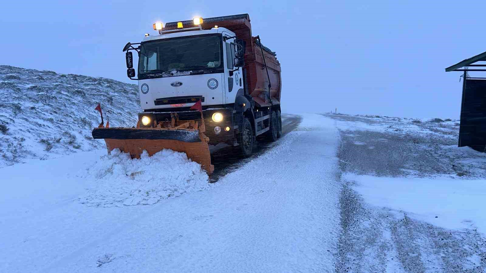 Sivrihisar ve Seyitgazi’de kar küreme ve tuzlama çalışmaları başladı
