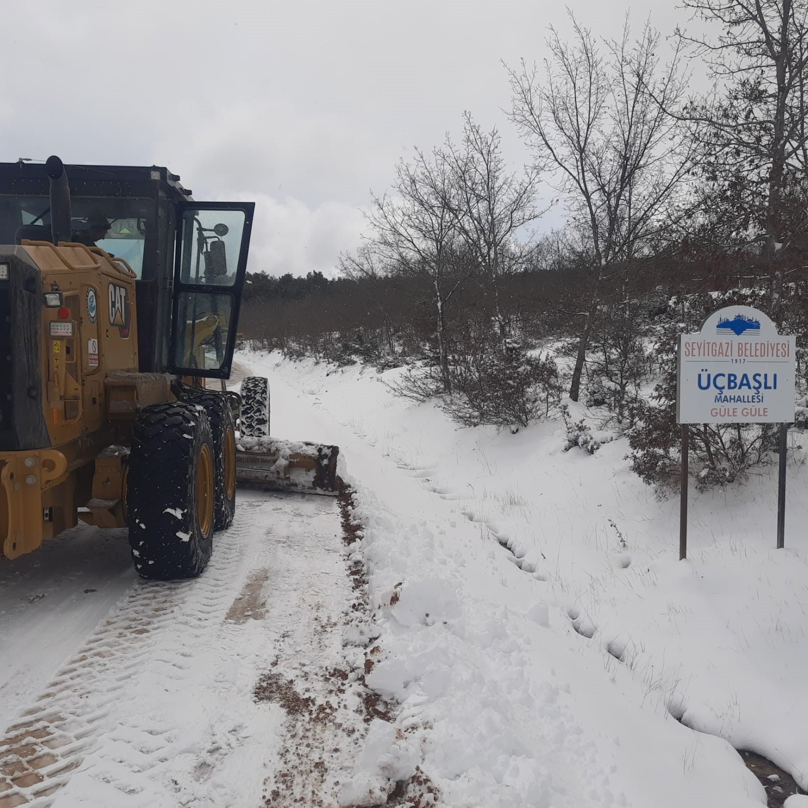 Sivrihisar ve Seyitgazi&rsquo;de kar k&uuml;reme ve tuzlama &ccedil;alışmaları başladı
