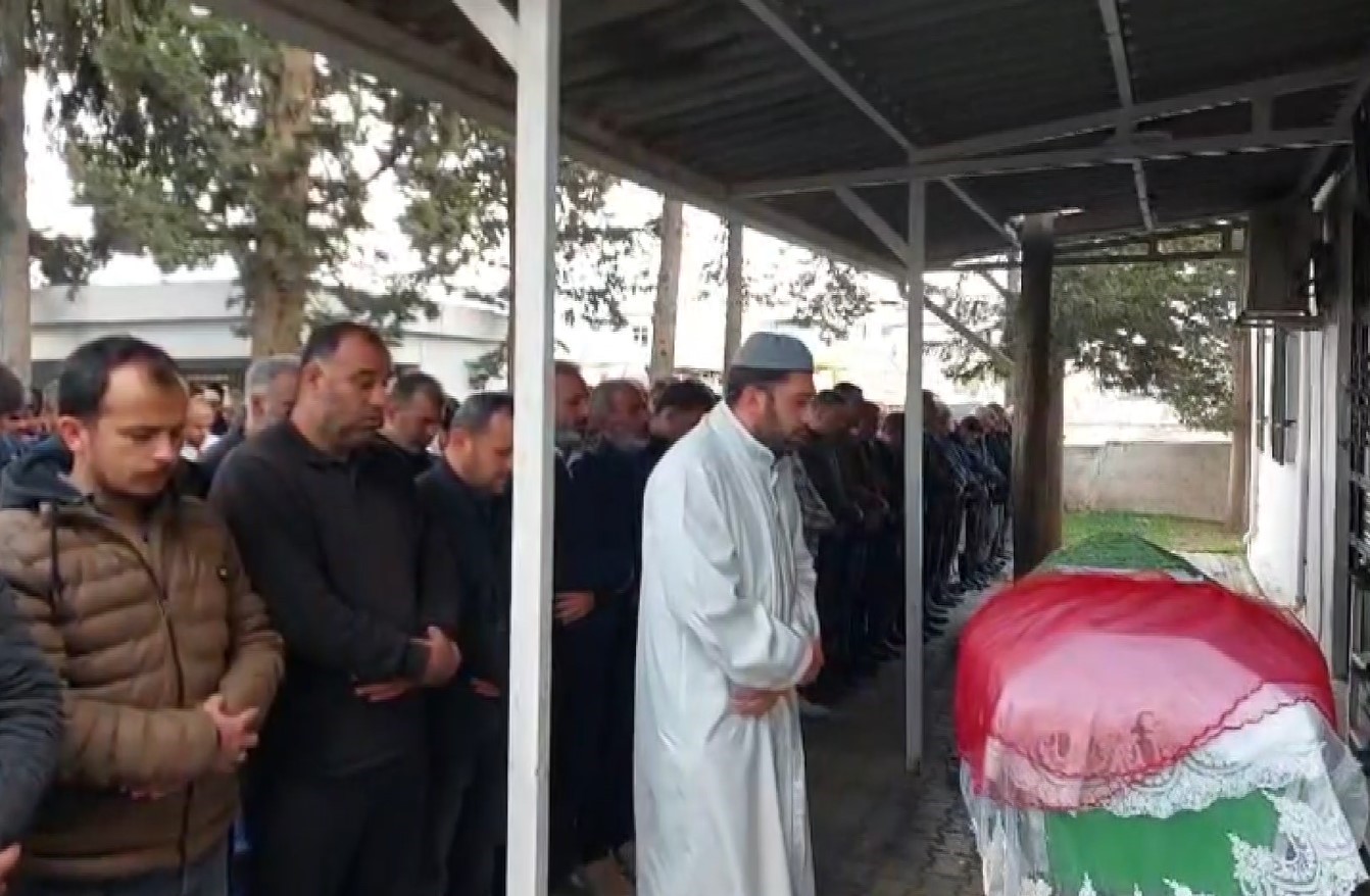 Kazada ölen Hatice’ye tabutunun üzerine konulan gelinlikle veda