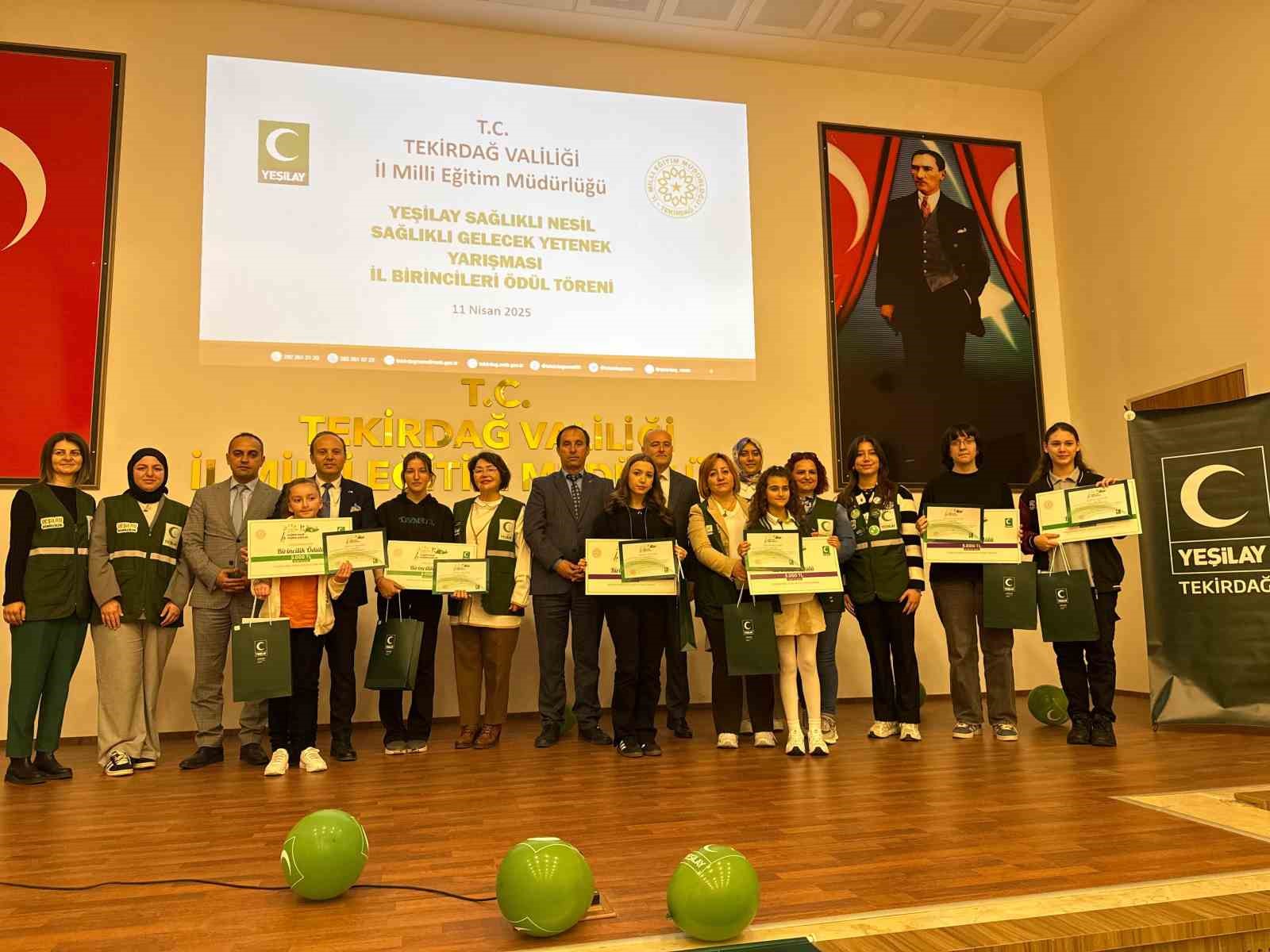 Gençlere kritik uyarı: "Herkesin elinde telefon var"