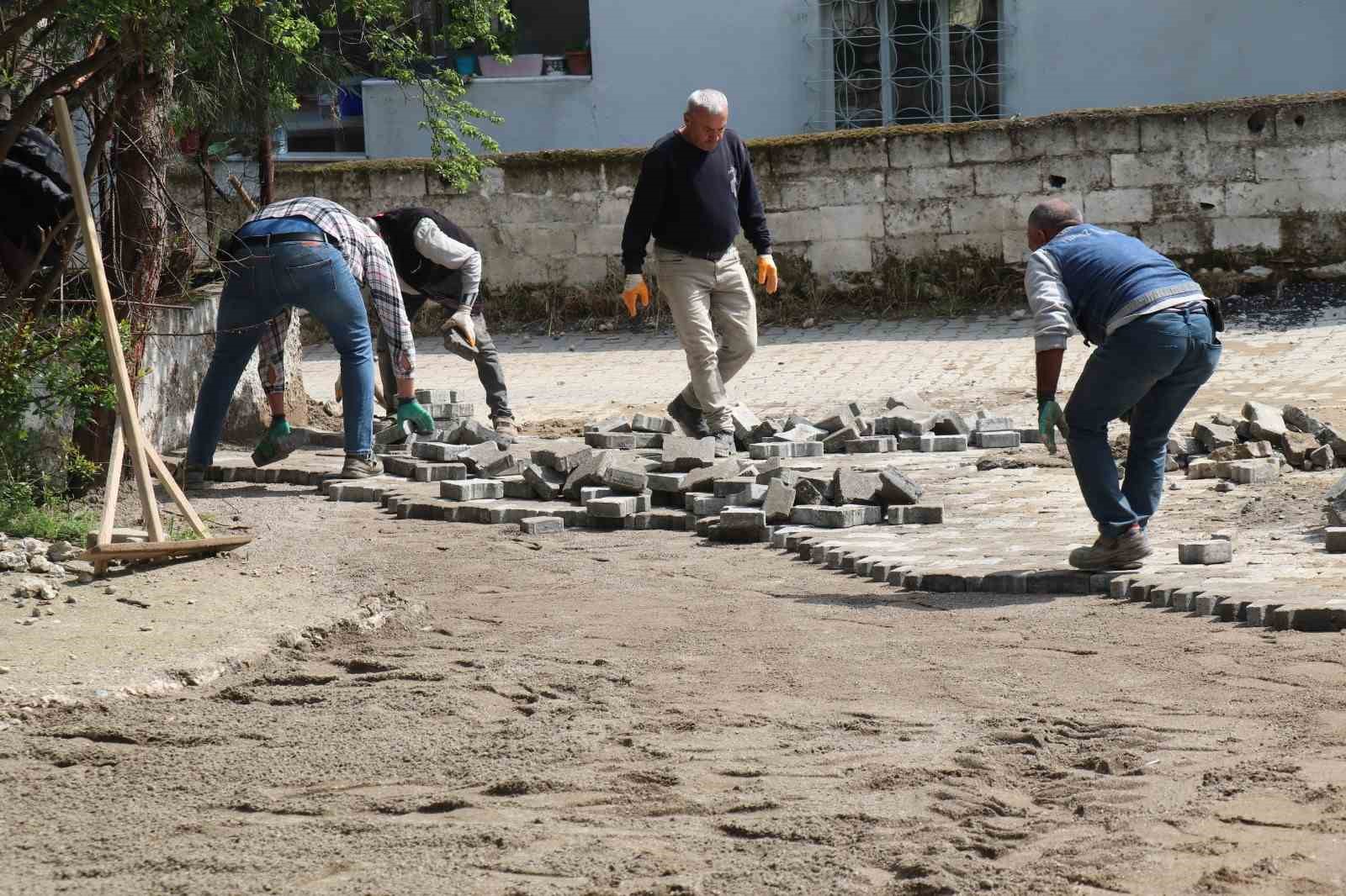 Bozdoğan’da kilitli parke taş döşeme çalışmaları hız kesmeden devam ediyor