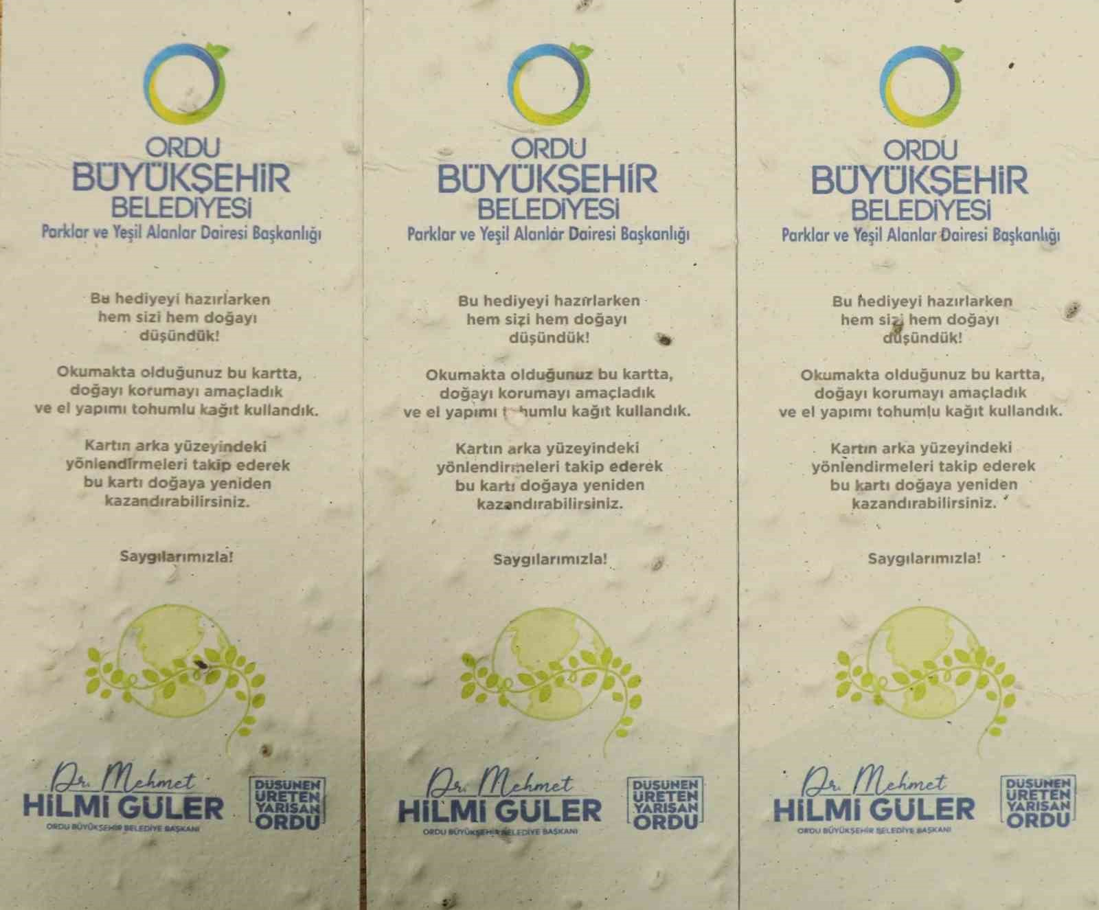 Kütüphaneye gelenlere ’kır çiçek tohumlu’ kitap ayraçları