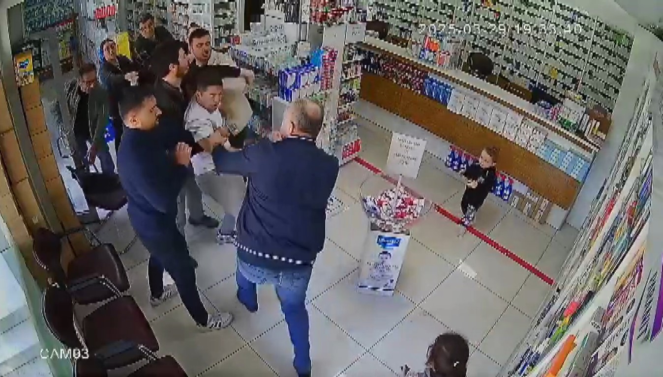 Boks ringine dönen eczanedeki kavga anı kamerada