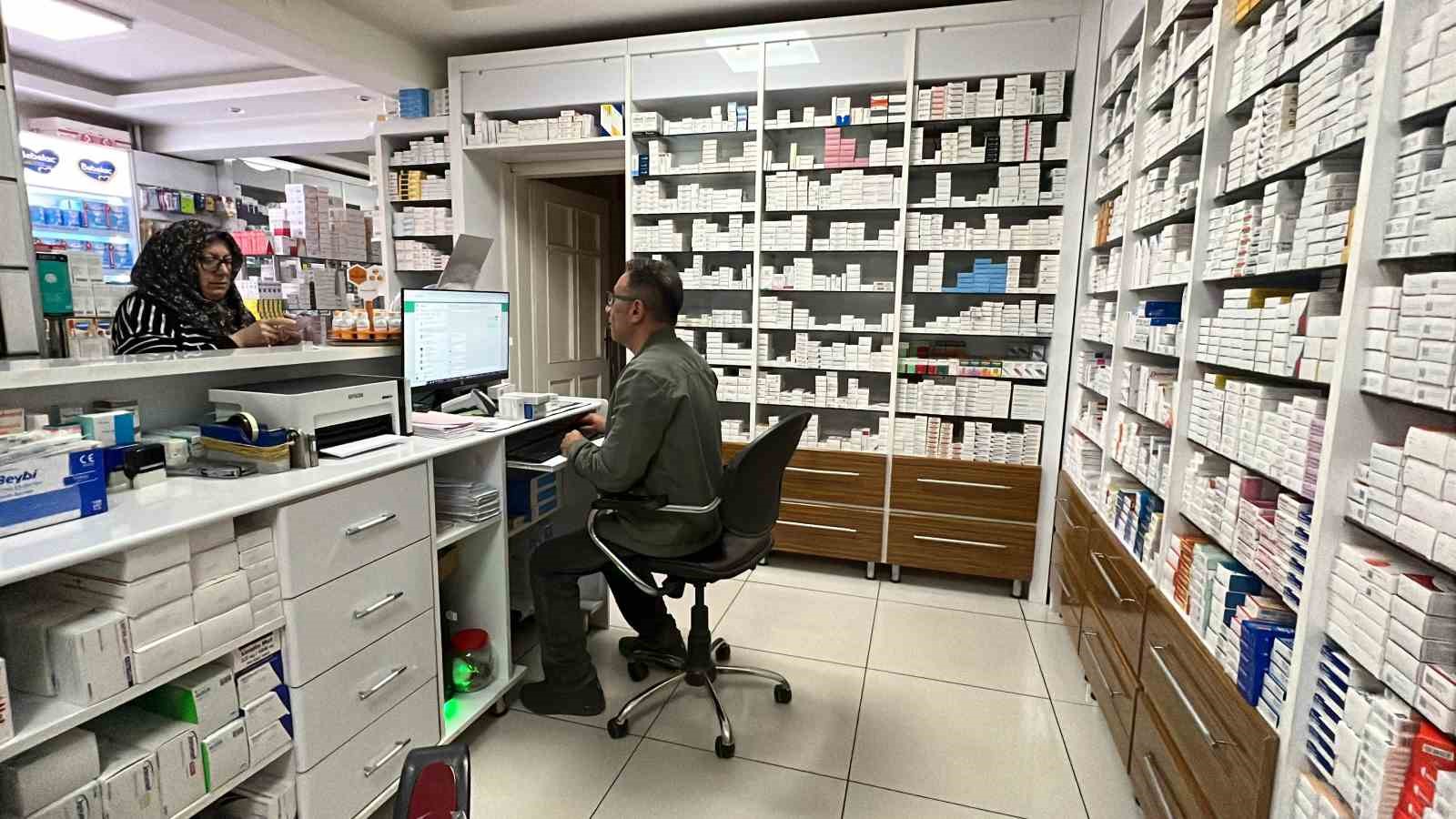 Boks ringine dönen eczanedeki kavga anı kamerada