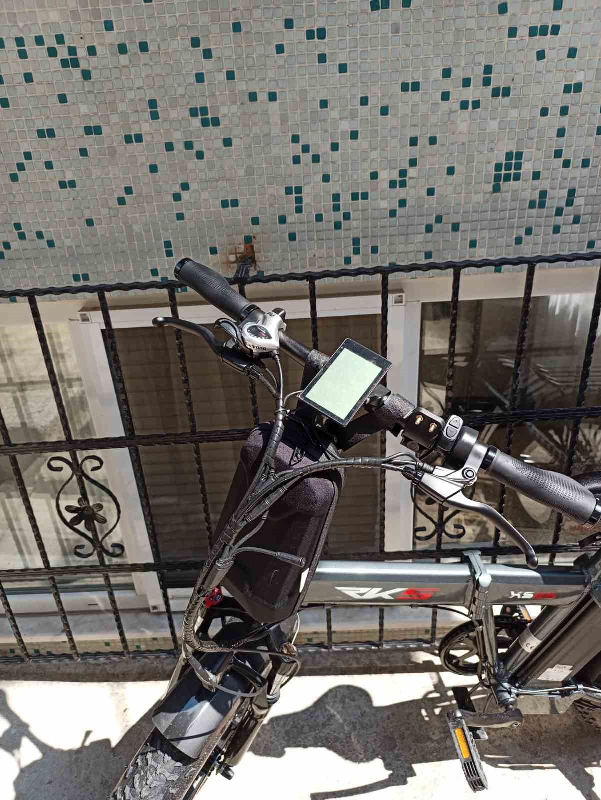 Bahçelievler’de elektrikli bisikletin kilidini demir kesme makasıyla kesip çalan hırsızlar kamerada