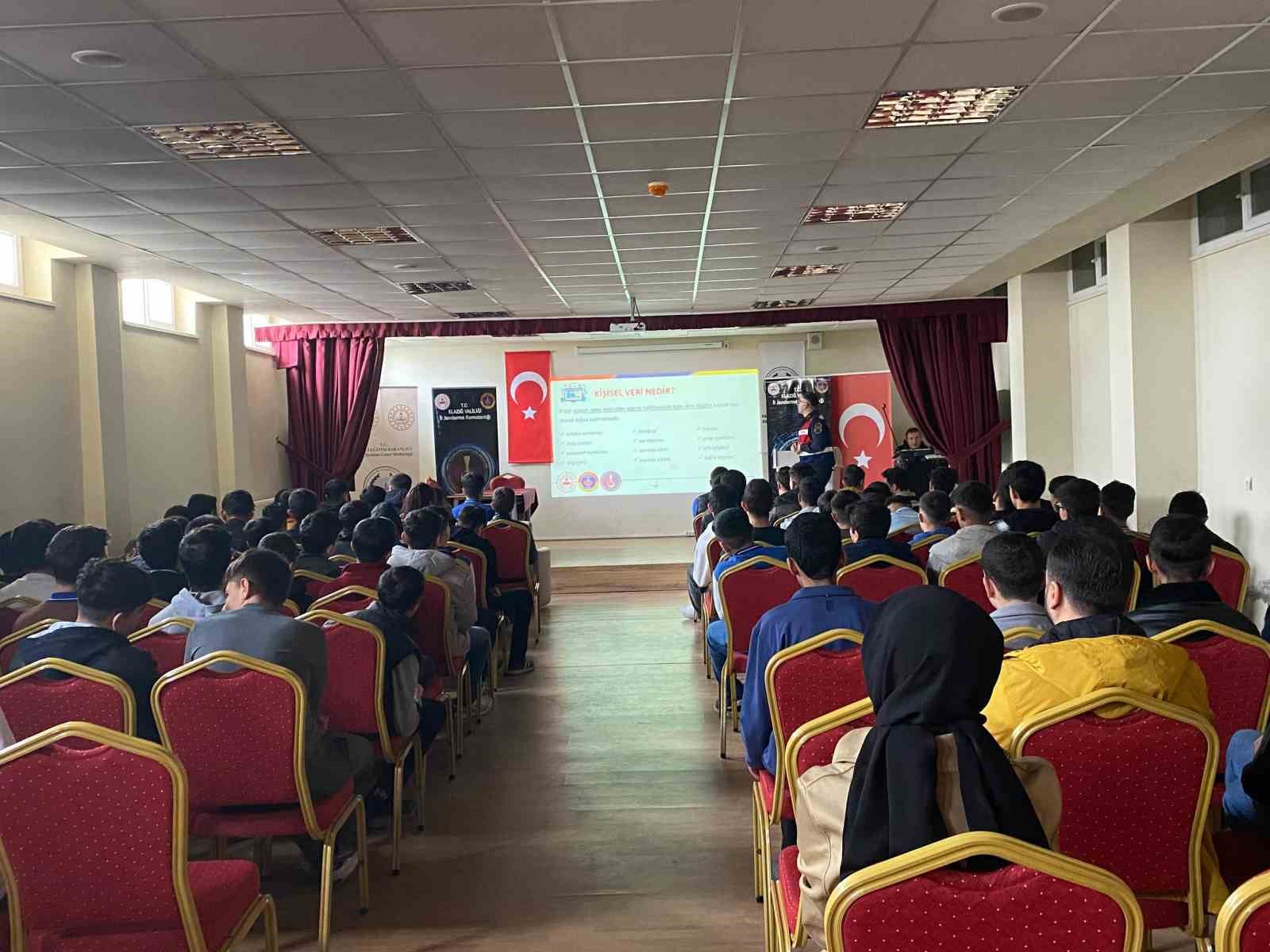 Elazığ’da jandarma ekiplerinden öğrenci ve öğretmenlere seminer