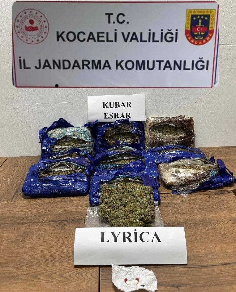 Yolcunun &uuml;st&uuml;nden ve valizinden 7 kilo uyuşturucu ele ge&ccedil;irildi
