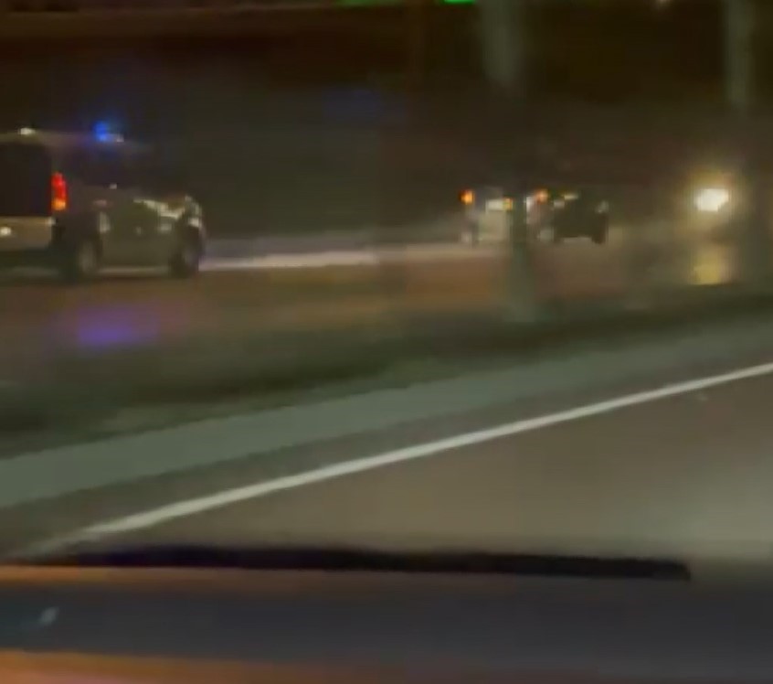 Gaziantep&rsquo;te filmleri aratmayan g&ouml;r&uuml;nt&uuml;ler: Polis, ters y&ouml;ne ka&ccedil;an otomobili &ccedil;arparak durdurdu
