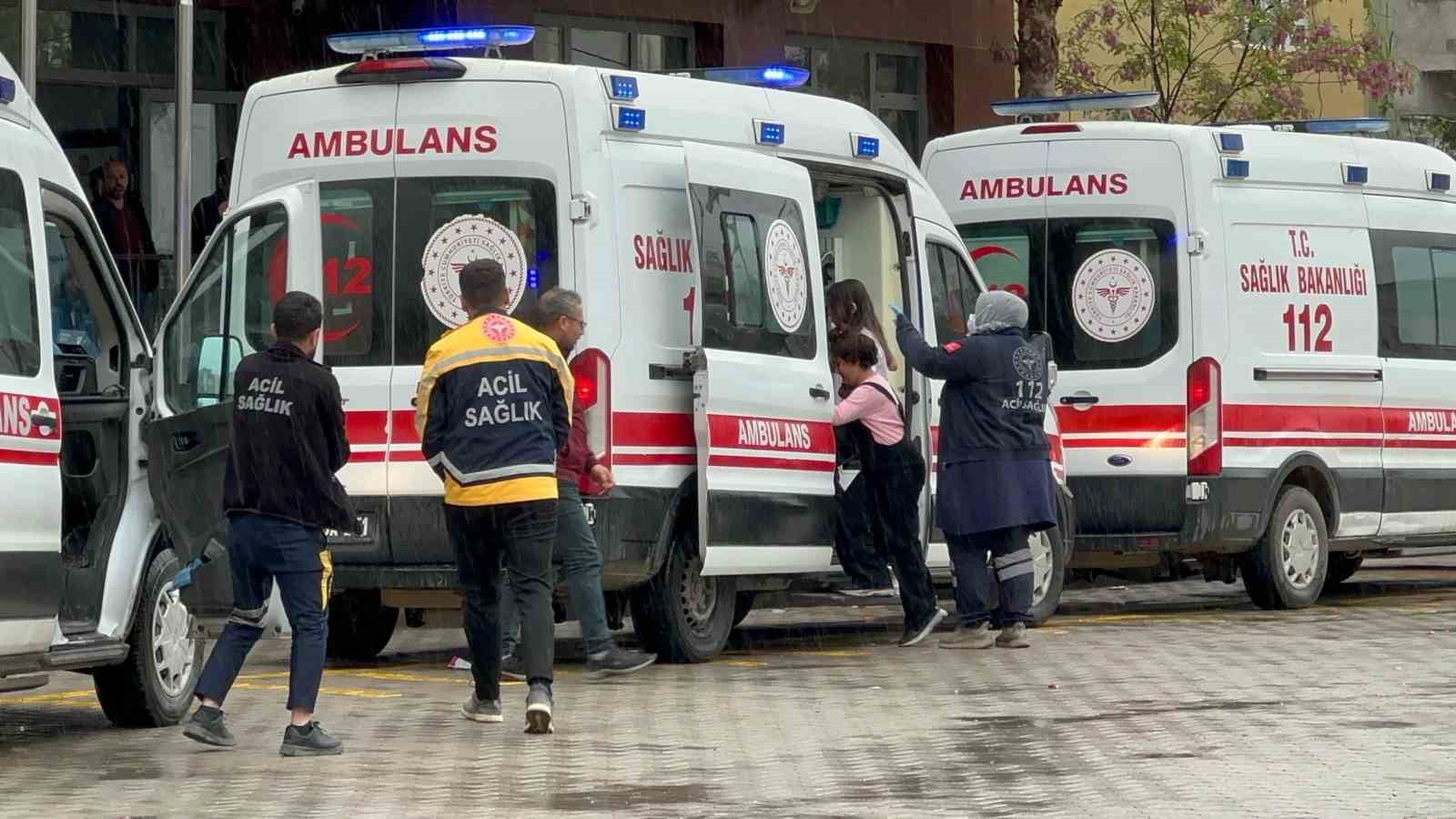 Yedikleri şekerden zehirlenen 15 öğrenci hastaneye kaldırıldı