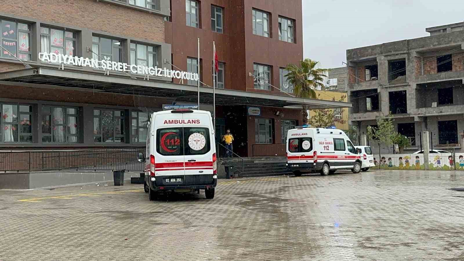Yedikleri şekerden zehirlenen 15 &ouml;ğrenci hastaneye kaldırıldı
