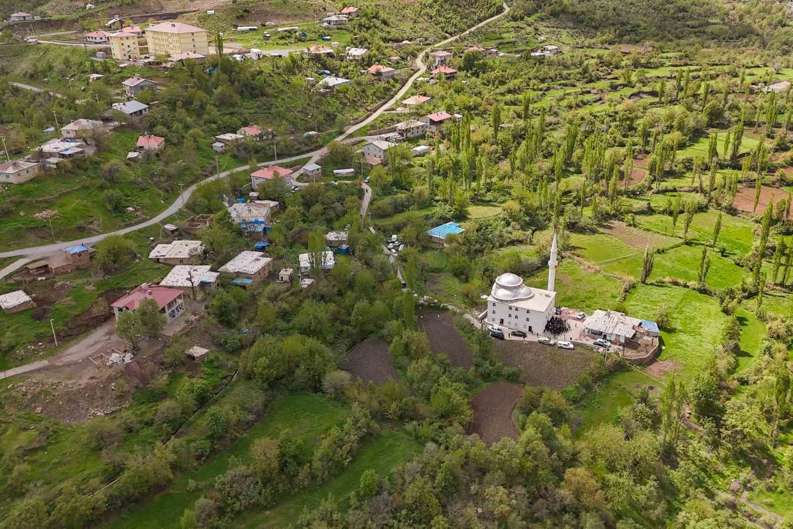 &Ccedil;ukurca&rsquo;da yapımı tamamlanan cami dualarla ibadete a&ccedil;ıldı
