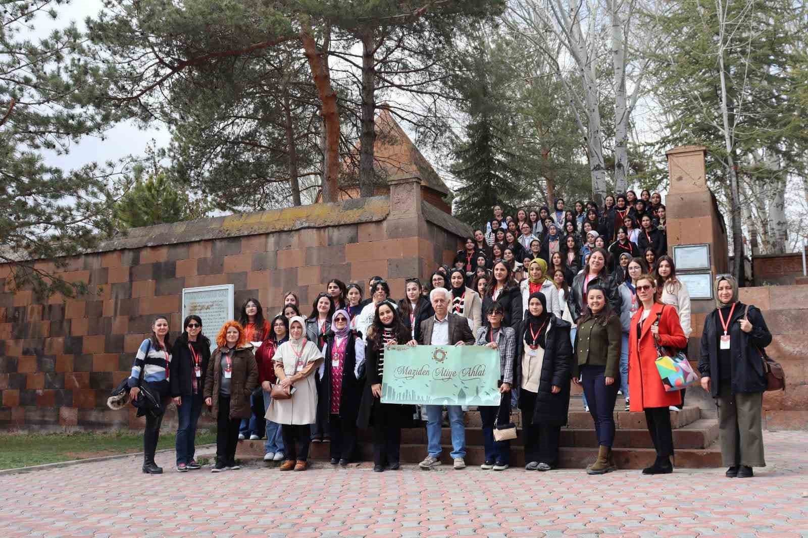 11 ilden gelen öğrenciler Ahlat’ın tarihi mekanlarını gezdi