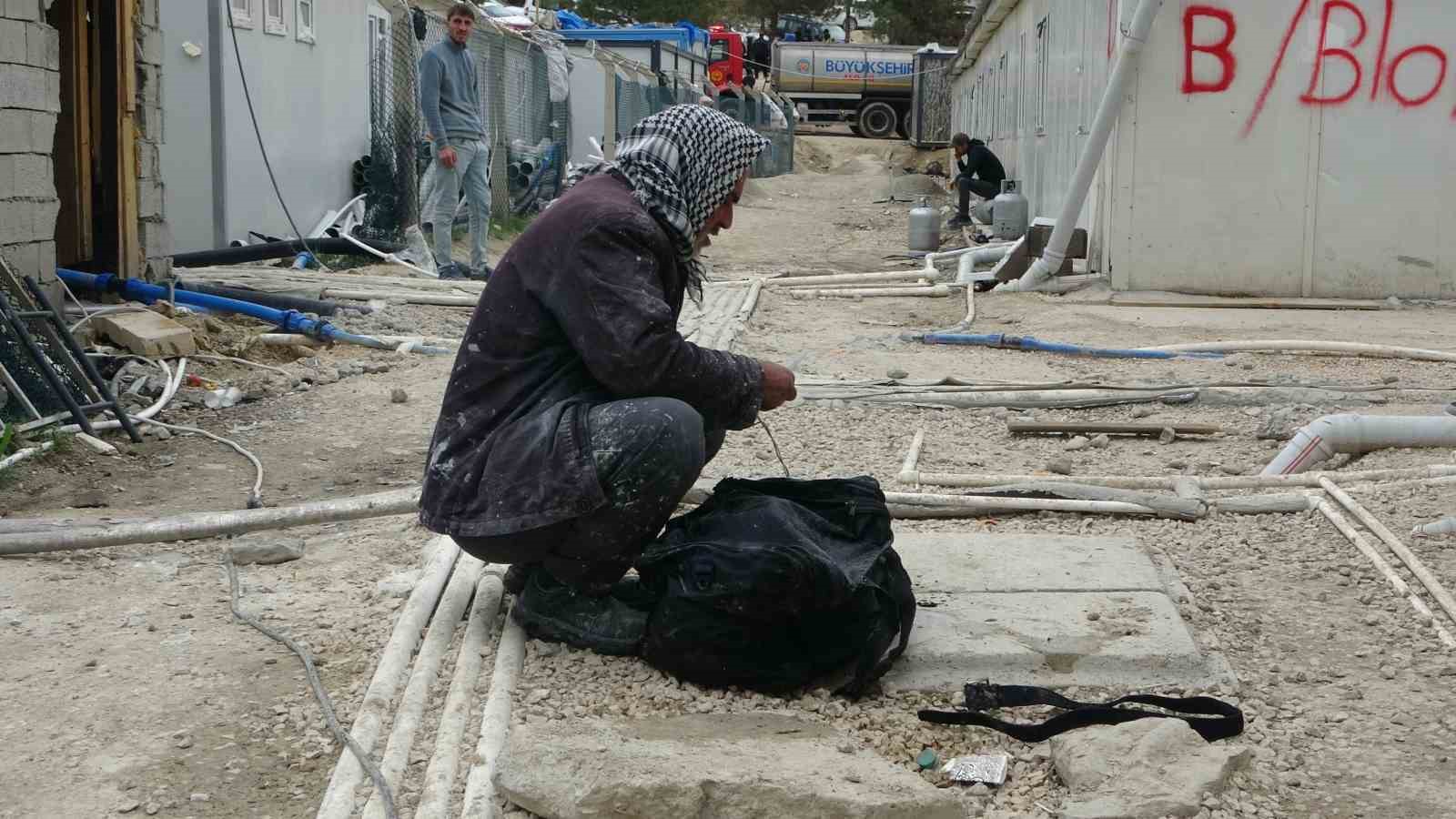 Malatya&rsquo;da 150 iş&ccedil;inin kaldığı konteynerde korkutan yangın
