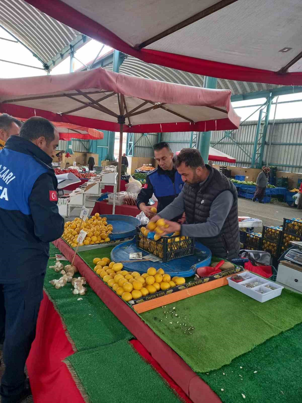 Odunpazarı Belediyesi zabıta ekipleri semt pazarlarında terazi ve etiket kontrol&uuml; yaptı
