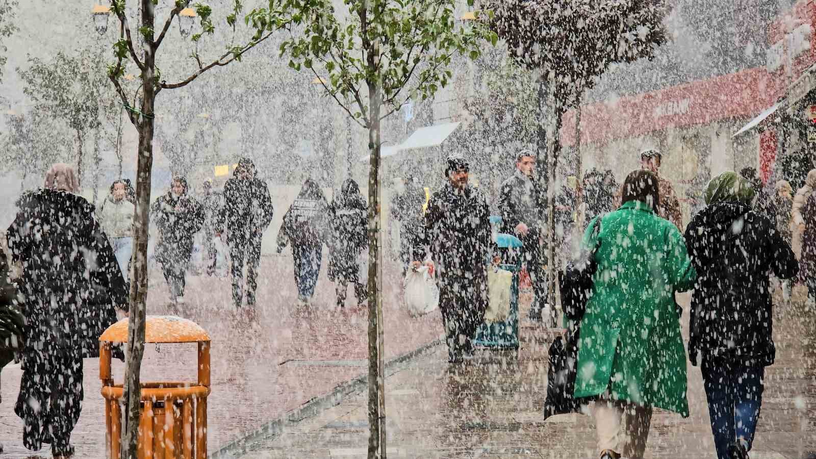 Kar yağışı şehir merkezini yeniden etkisi altına aldı
