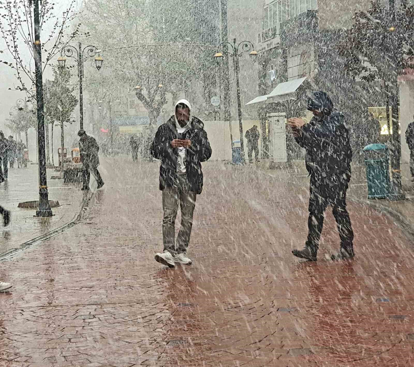 Kar yağışı şehir merkezini yeniden etkisi altına aldı