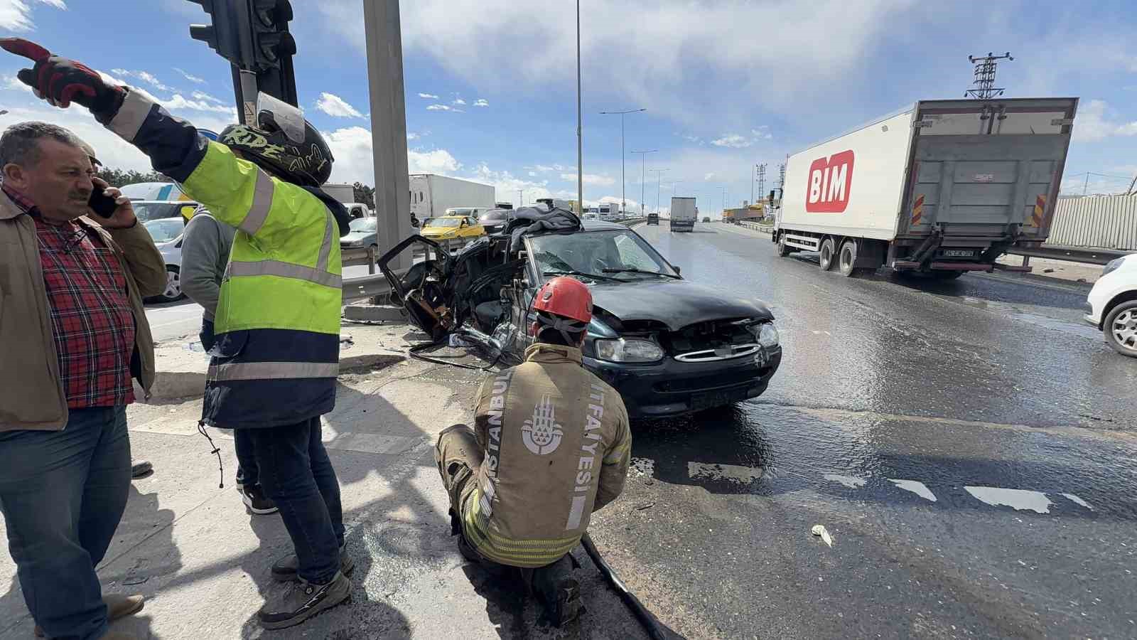 Arnavutköy’de ilginç kaza: Kendisine yeşil yandığını düşünen sürücü yola atladı, 2 yaralı