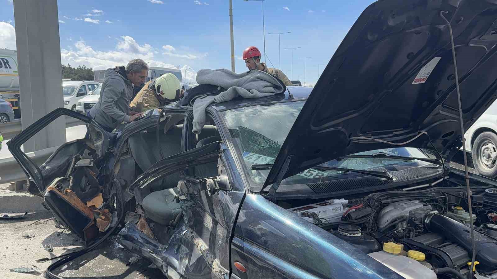 Arnavutk&ouml;y&rsquo;de ilgin&ccedil; kaza: Kendisine yeşil yandığını d&uuml;ş&uuml;nen s&uuml;r&uuml;c&uuml; yola atladı, 2 yaralı
