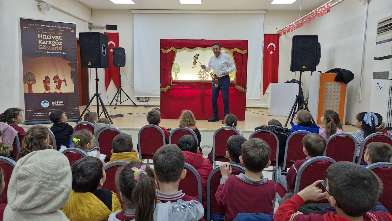 "Bir Hikaye Bin Neşe" şehrin d&ouml;rt bir yanındaki &ccedil;ocuklara mutluluk g&ouml;t&uuml;r&uuml;yor
