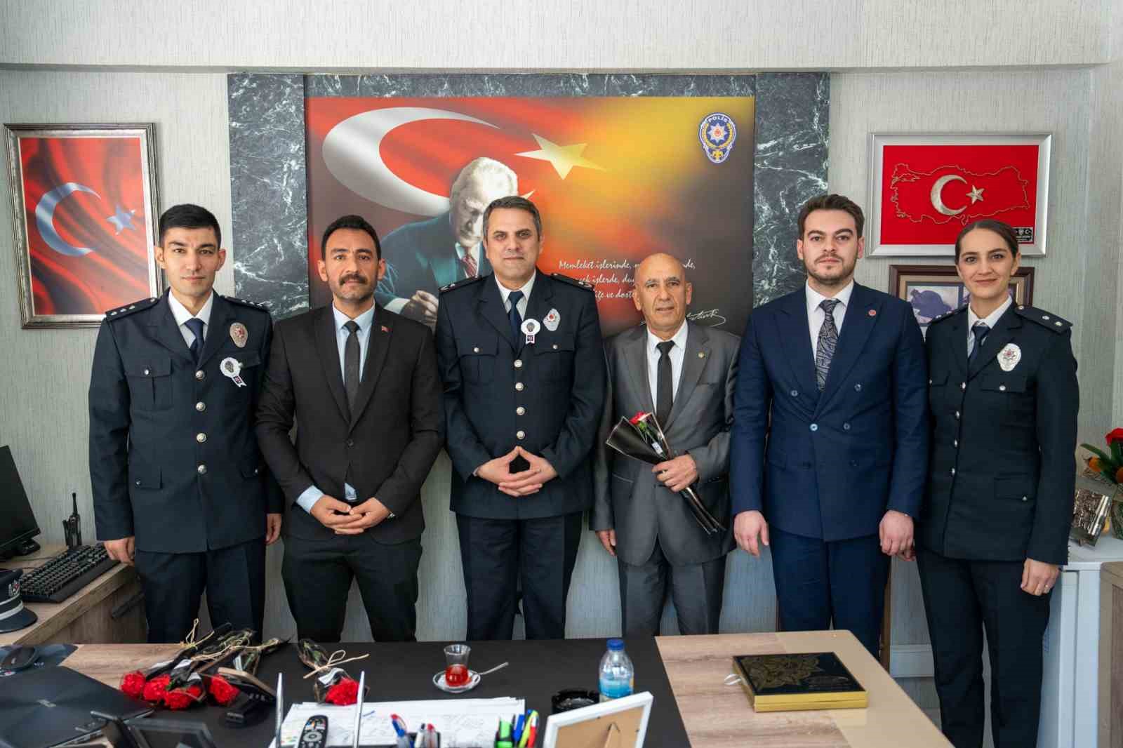 Gölbaşı Belediyesi polislere çiçek dağıttı