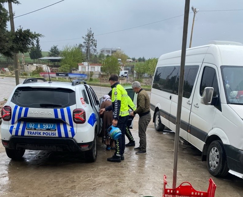 Polisler yaşlı kadının tüpünü alıp evine kadar bıraktı
