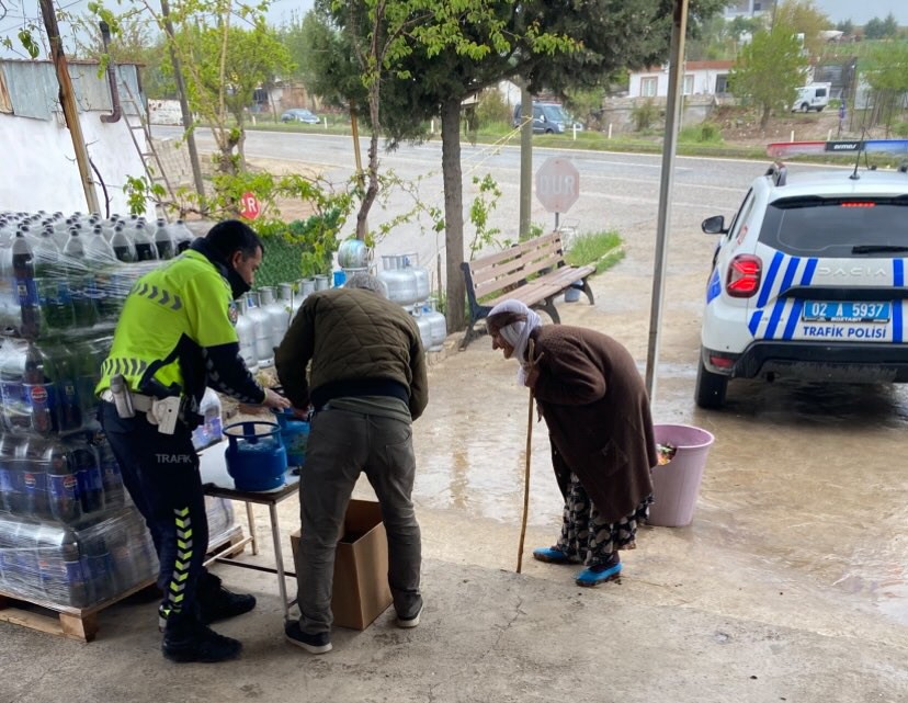 Polisler yaşlı kadının t&uuml;p&uuml;n&uuml; alıp evine kadar bıraktı
