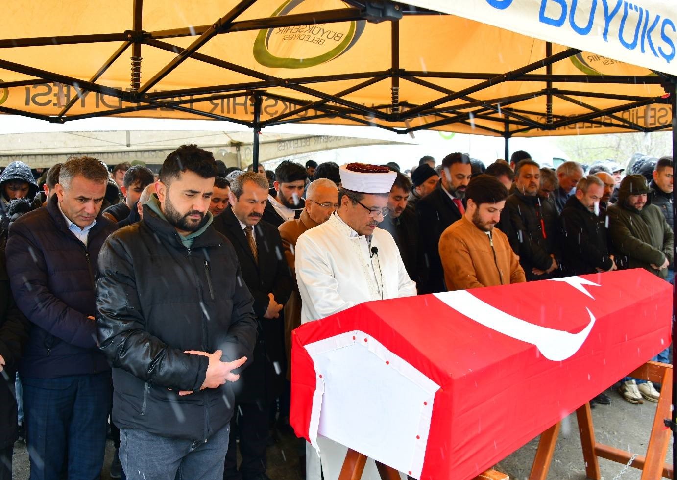 Çöp ayrıştırma tesisinde makineye sıkışan genç, son yolculuğuna uğurlandı