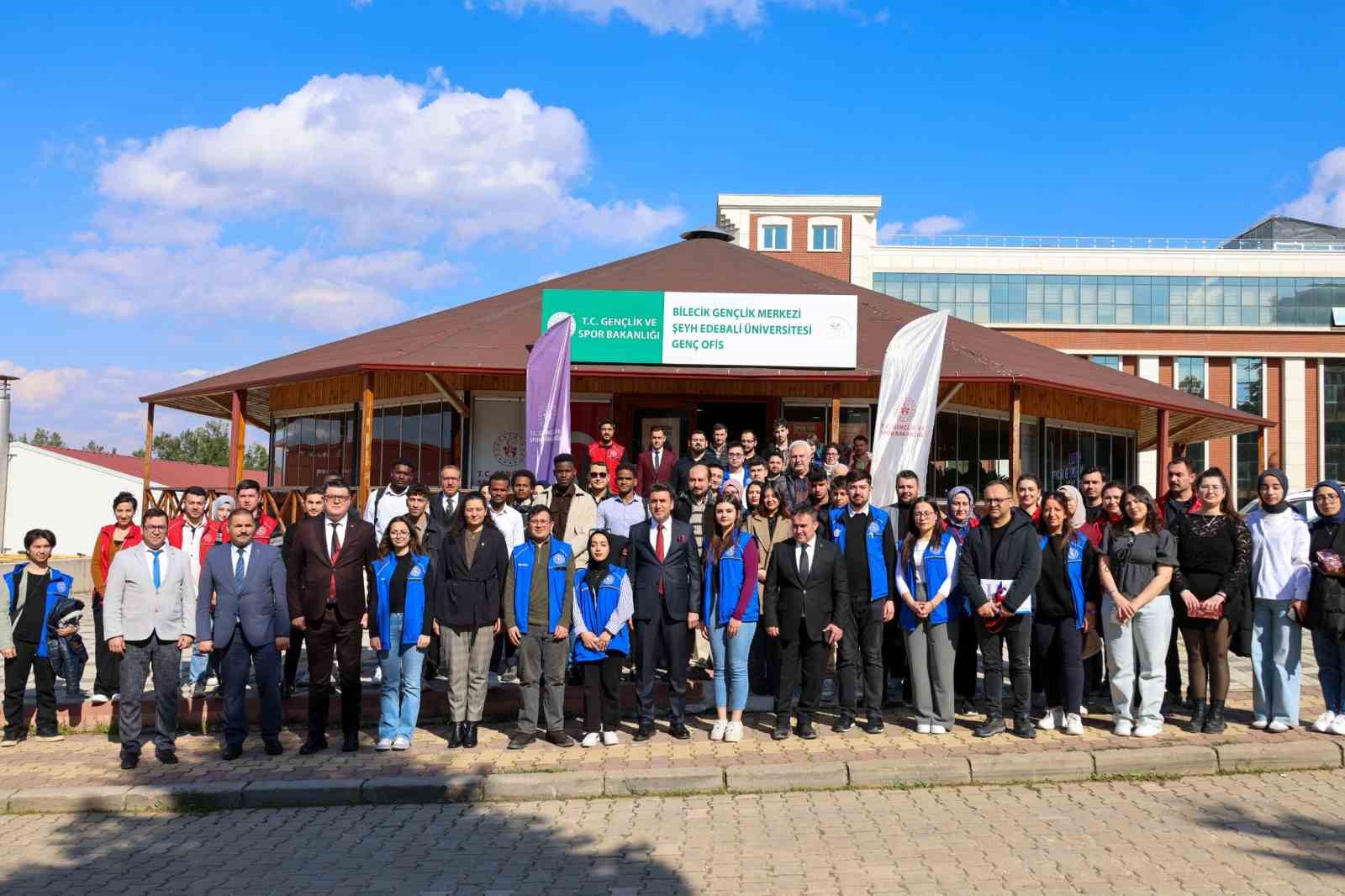 Bilecik&rsquo;te gen&ccedil; yetenekler sahne aldı, k&uuml;lt&uuml;r ve sanat r&uuml;zgarı esti
