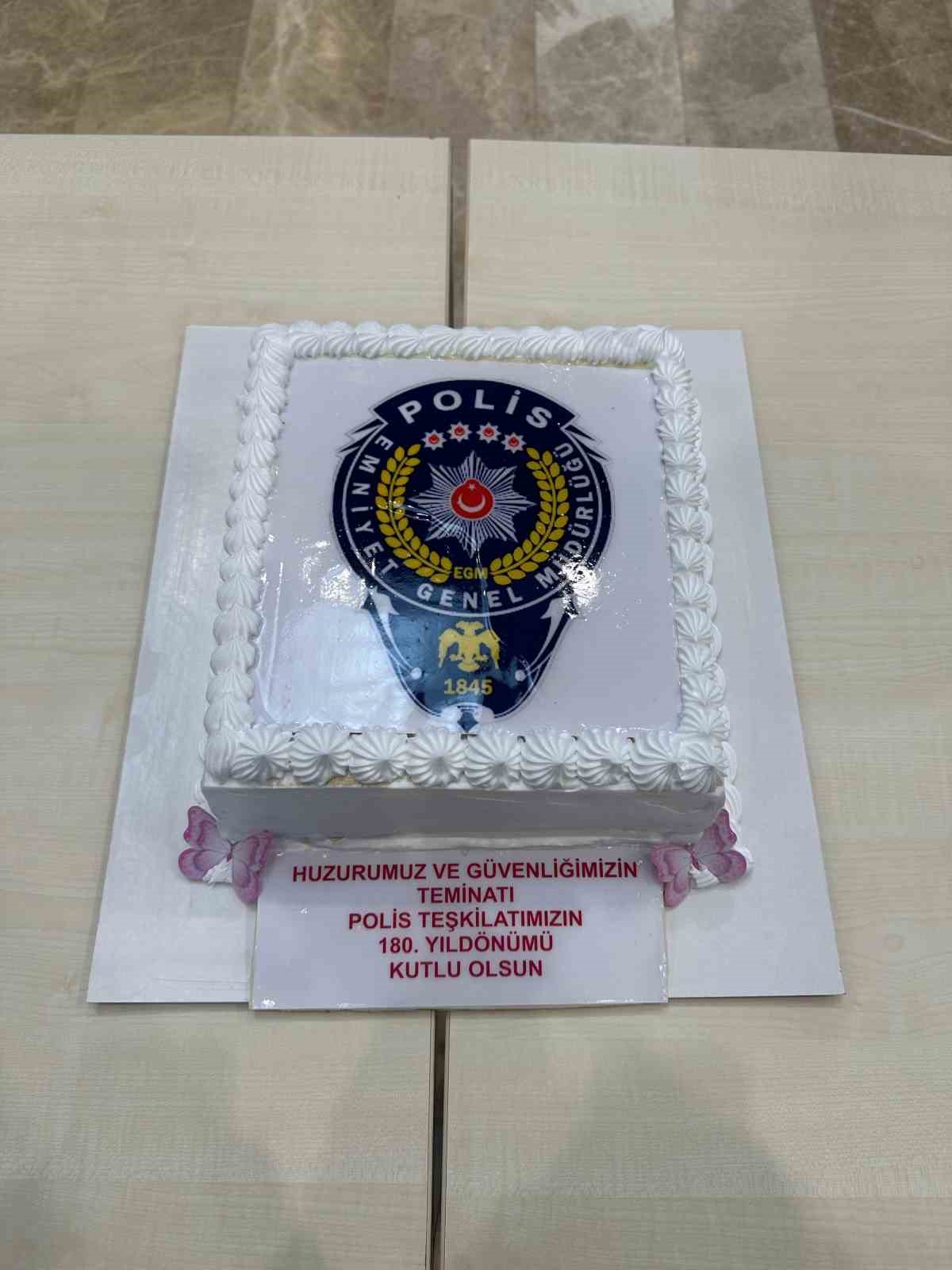 Sinop Havalimanı&rsquo;nda g&ouml;rev yapan polislere s&uuml;rpriz kutlama
