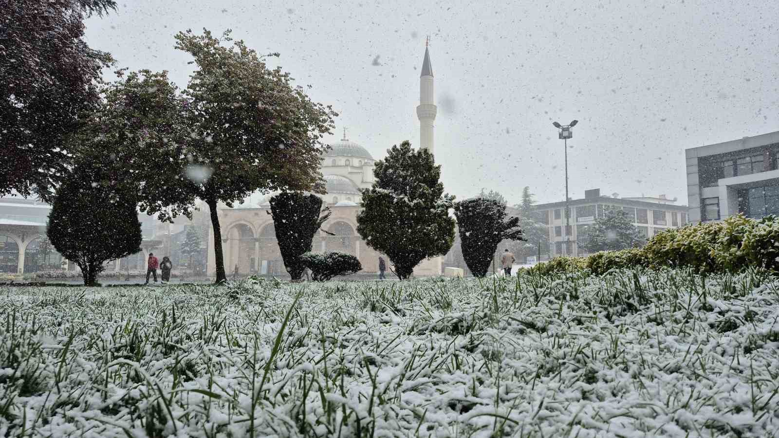 Düzce’de kent merkezi beyaza büründü