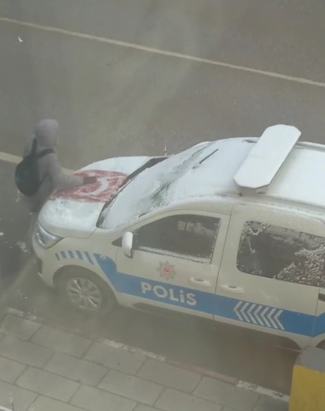 Türk Bayrağı’nın üzerindeki karları temizleyen çocuk takdir topladı