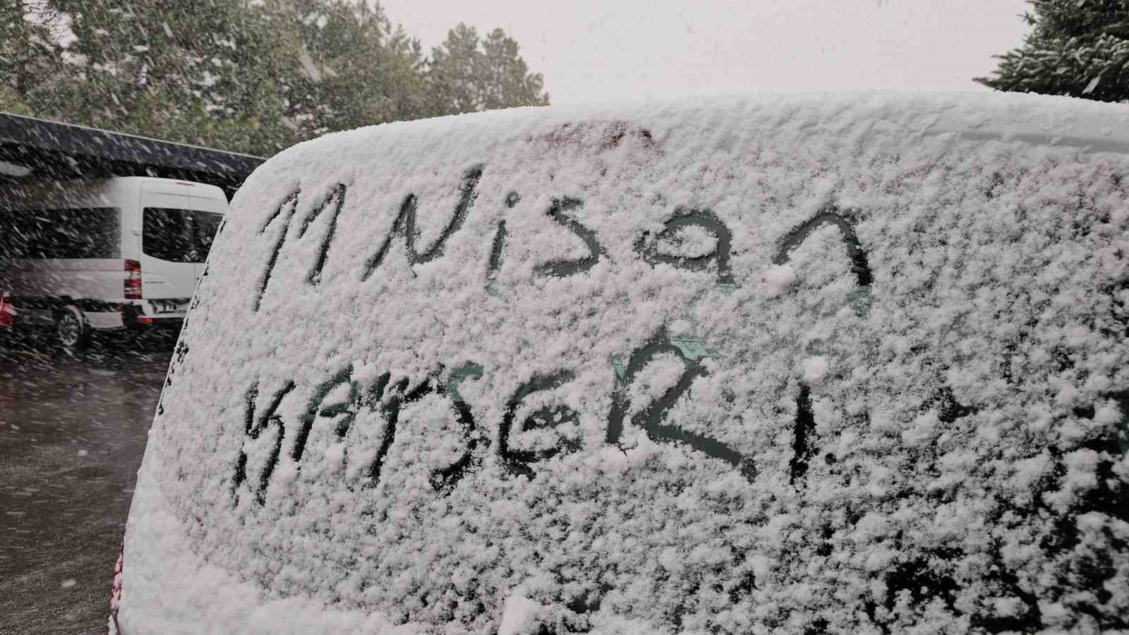 Kayseri’de kar ve şiddetli rüzgar