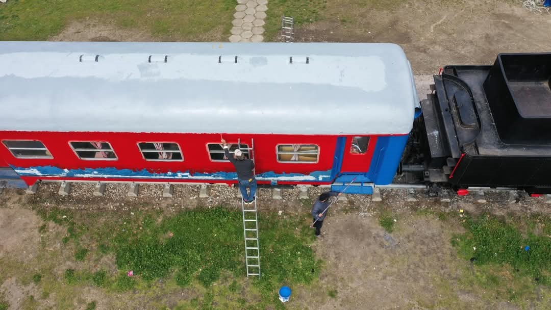 Edirne Karaağa&ccedil; Tren Garı&rsquo;ndaki nostaljik tren boyatıldı
