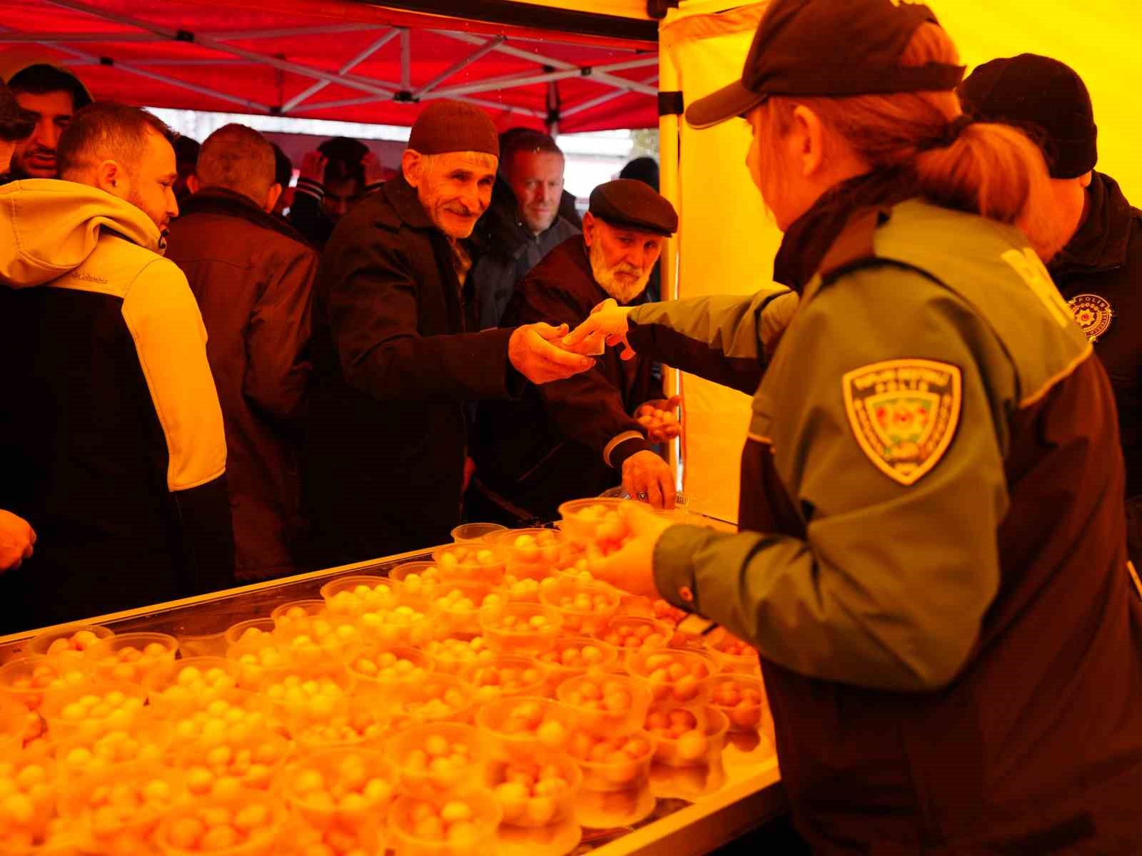 Namaz çıkışında lokma dağıtıldı