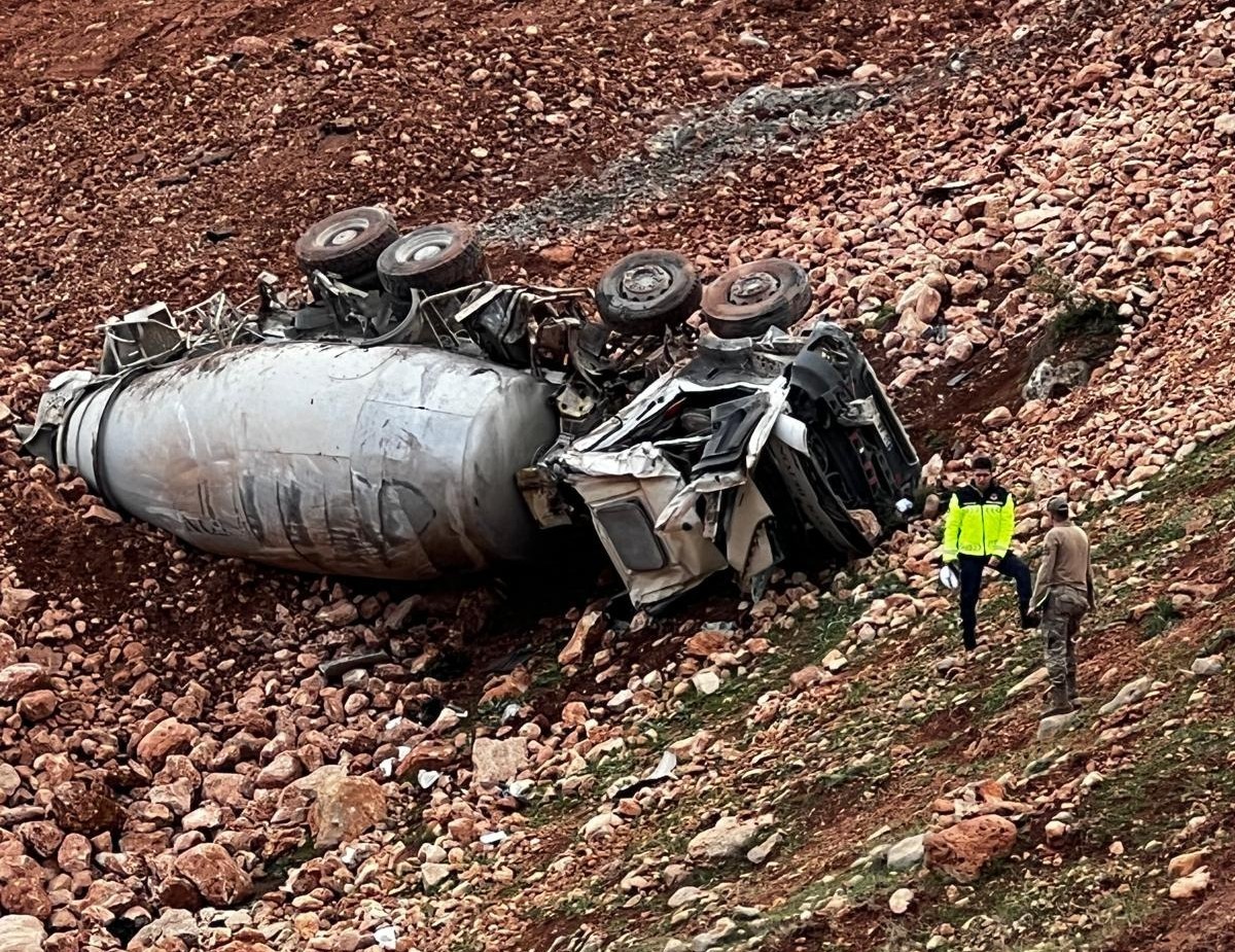 Şırnak&rsquo;ta beton mikseri devrildi: 2 yaralı
