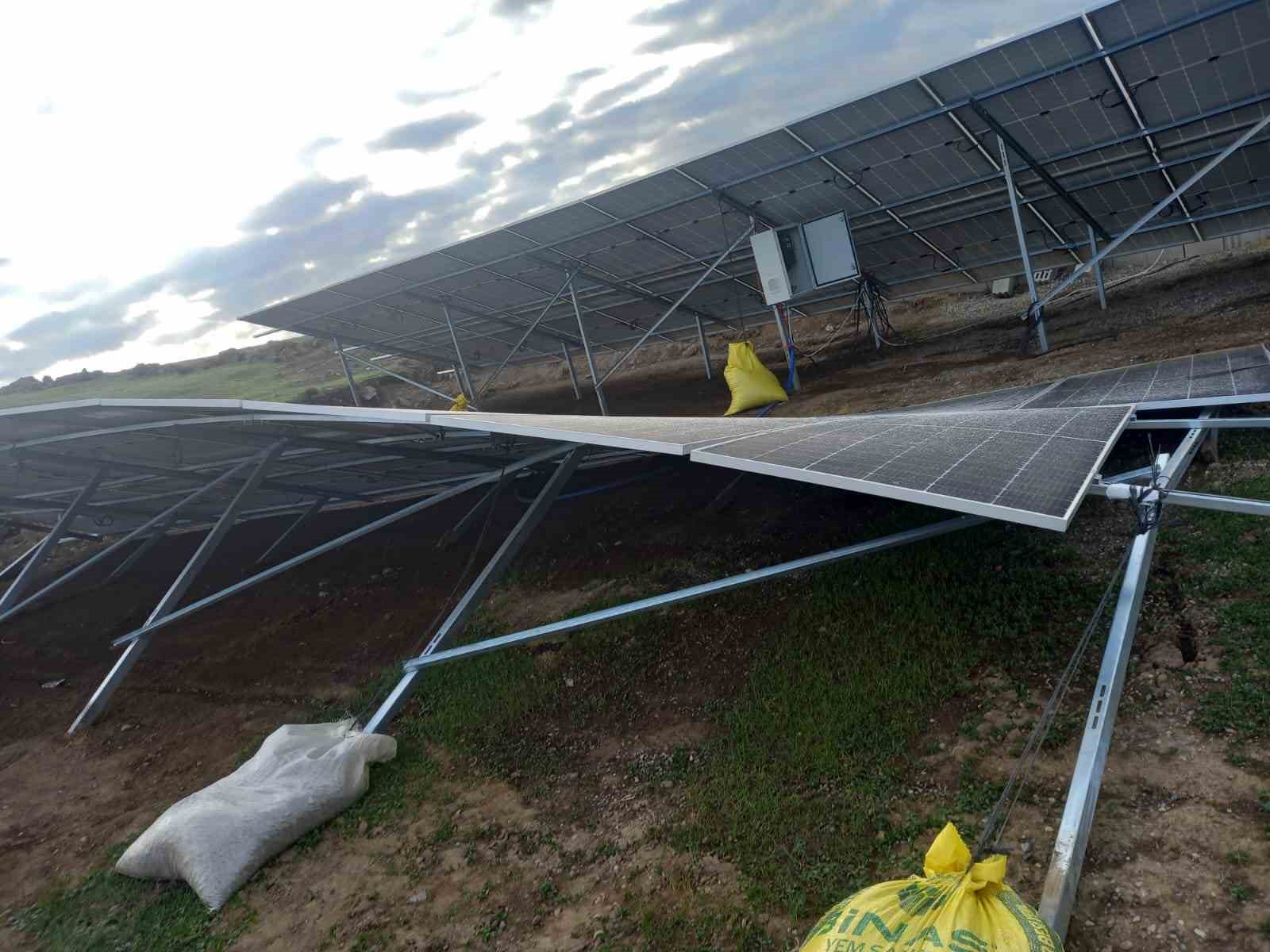 Akyaka’da rüzgar ısı sitemlerini uçurdu