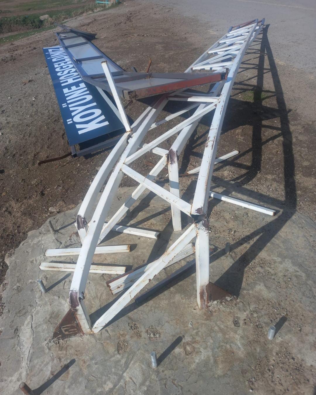 Akyaka&rsquo;da r&uuml;zgar ısı sitemlerini u&ccedil;urdu
