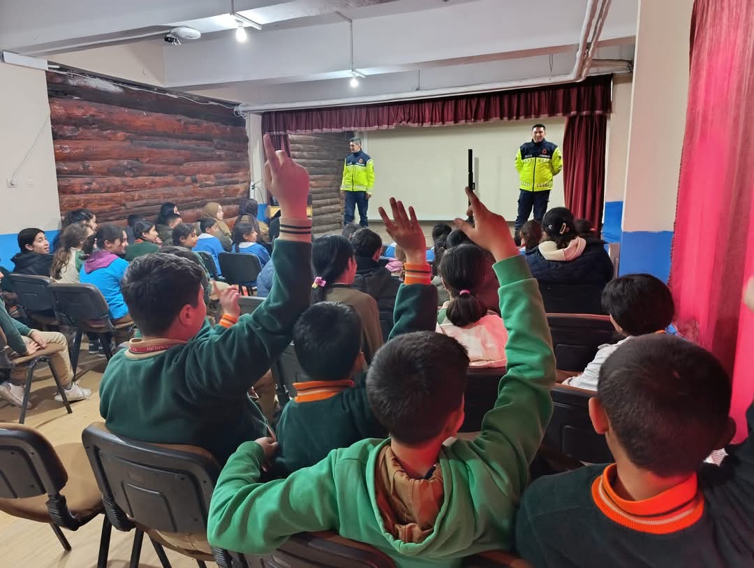 Akyaka’da jandarma, öğrencilere trafik bilinci aşılıyor