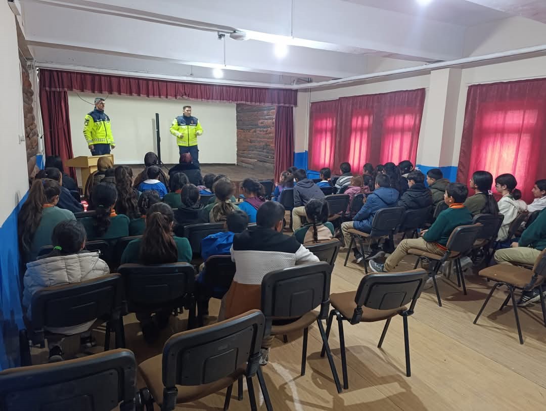 Akyaka&rsquo;da jandarma, &ouml;ğrencilere trafik bilinci aşılıyor
