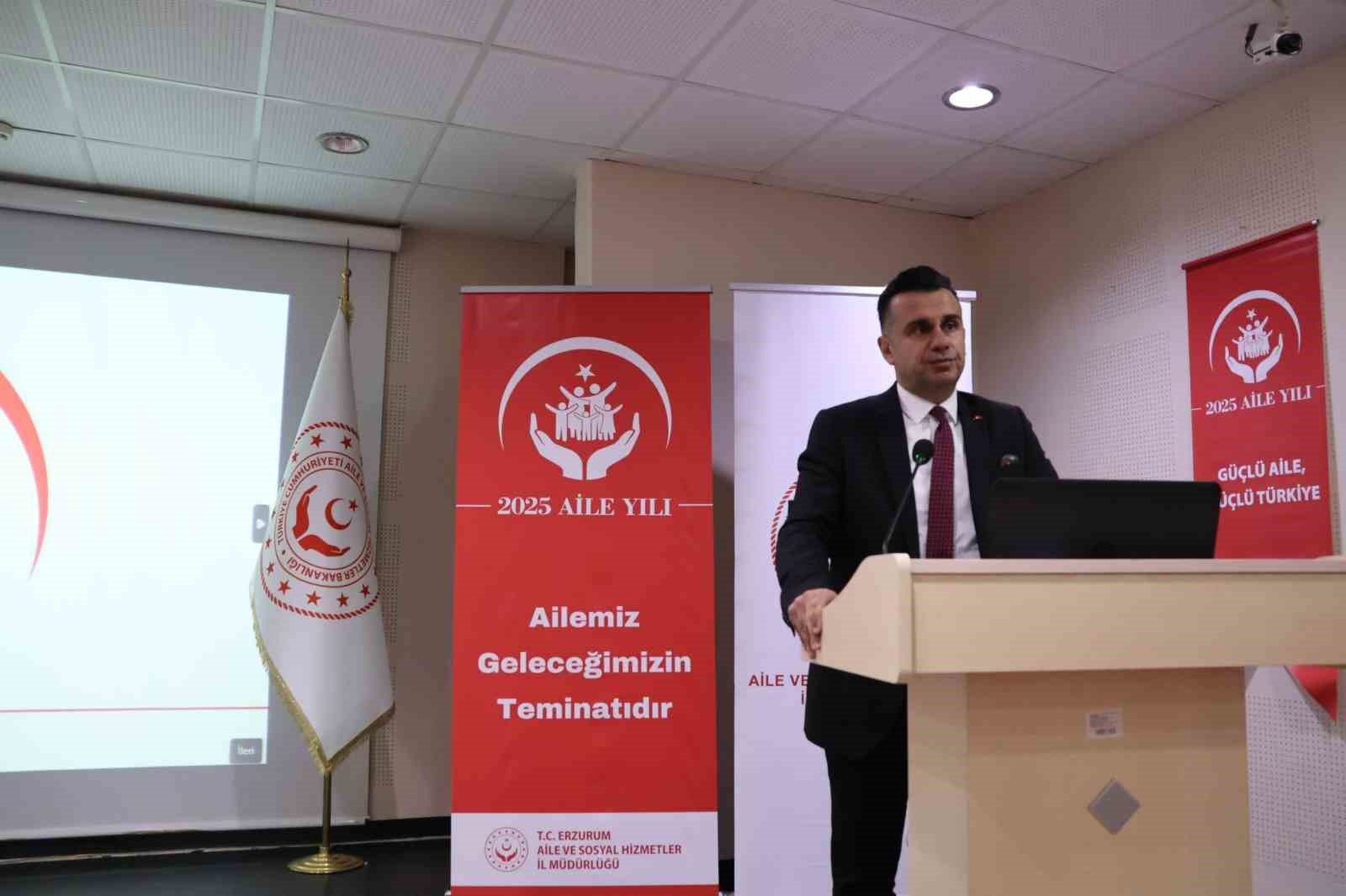 Dijital &ccedil;ağda aile s&ouml;yleşisi: "Bilin&ccedil;len, g&uuml;&ccedil;len, aktar"
