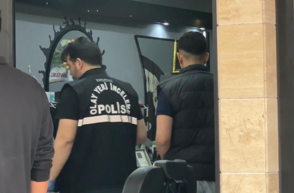 Berbere d&uuml;kkanına girip selam iletti, silahla 2 kişiyi yaraladı
