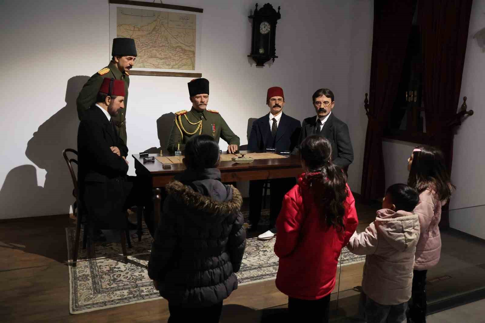 Çocuklar ve aileler arkeoloji müzesinde tarihe yolculuk yaptı