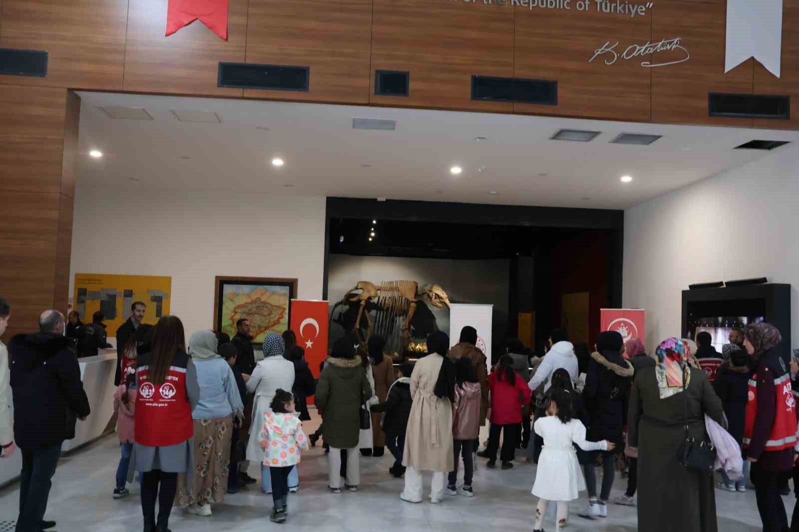 &Ccedil;ocuklar ve aileler arkeoloji m&uuml;zesinde tarihe yolculuk yaptı
