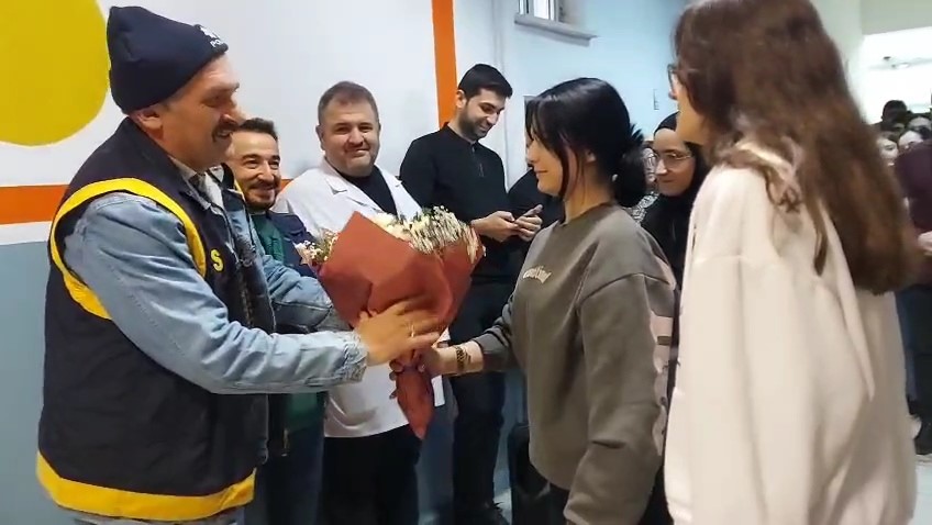 Okulda kavga ihbarına giden polise, öğrencilerden sürpriz kutlama