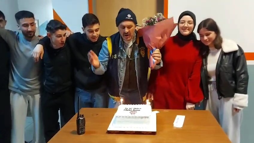 Okulda kavga ihbarına giden polise, öğrencilerden sürpriz kutlama