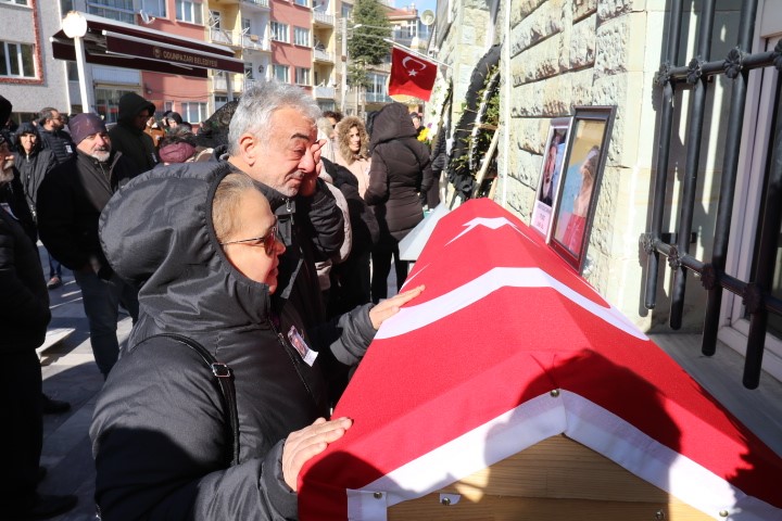 Slovakya’daki kazada yaralanan ve 2 buçuk aylık yaşam mücadelesini kaybeden pilot Eskişehir’de defnedildi