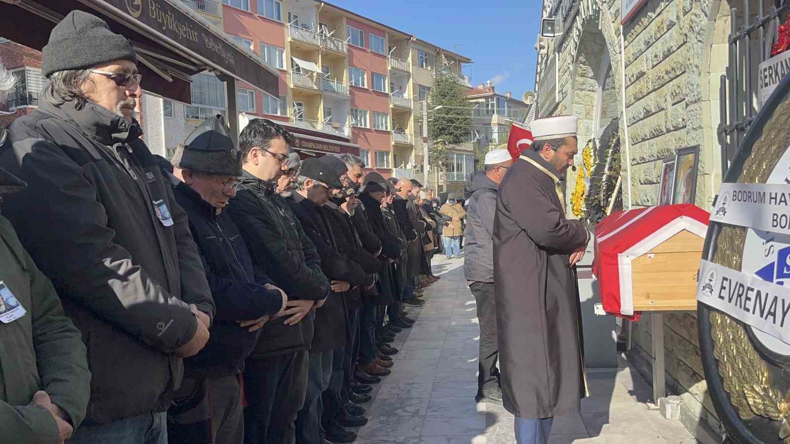 Slovakya’daki kazada yaralanan ve 2 buçuk aylık yaşam mücadelesini kaybeden pilot Eskişehir’de defnedildi