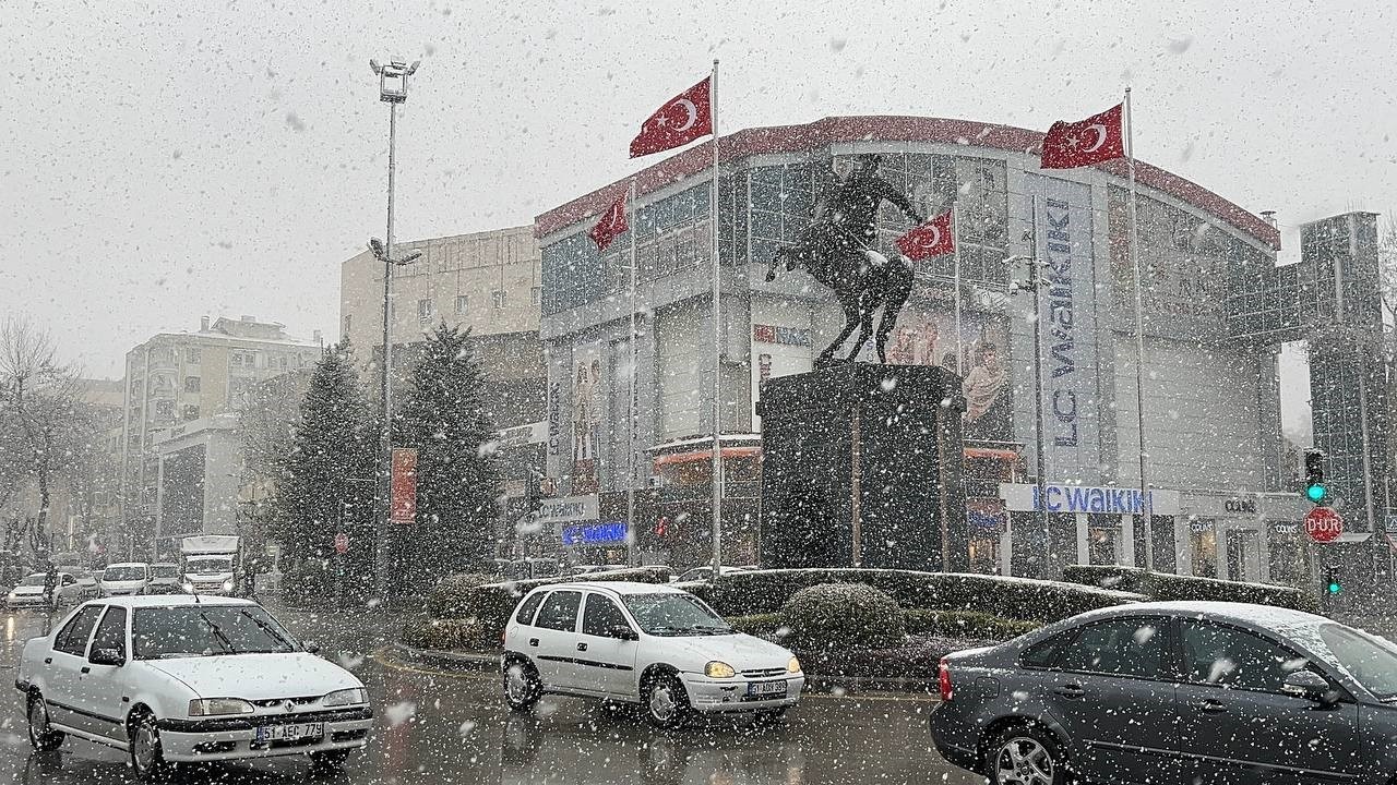 Nisan ortasında kar sürprizi: Niğde beyaza büründü